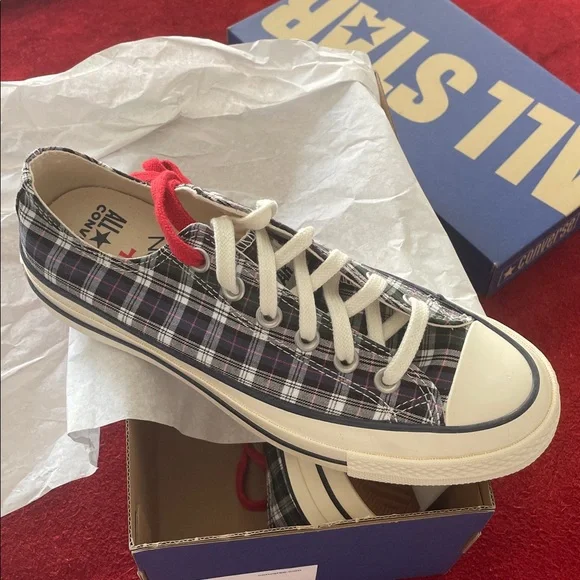 Converse unisex limited edition
Chuck 70 low top in collaboration with NOAH - Picture 4 of 7